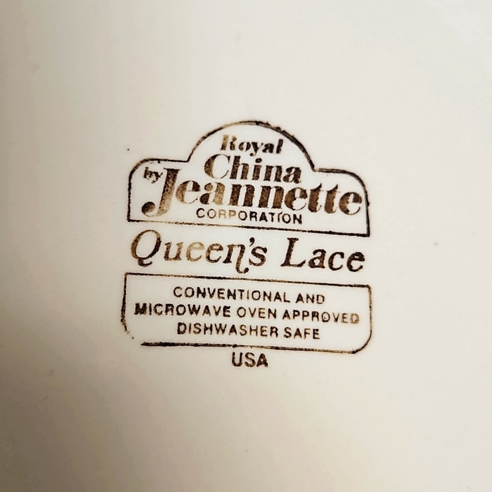 Vintage Royal China Jeannette Queen's Lace Dinner Plate - Picture 2 of 2
